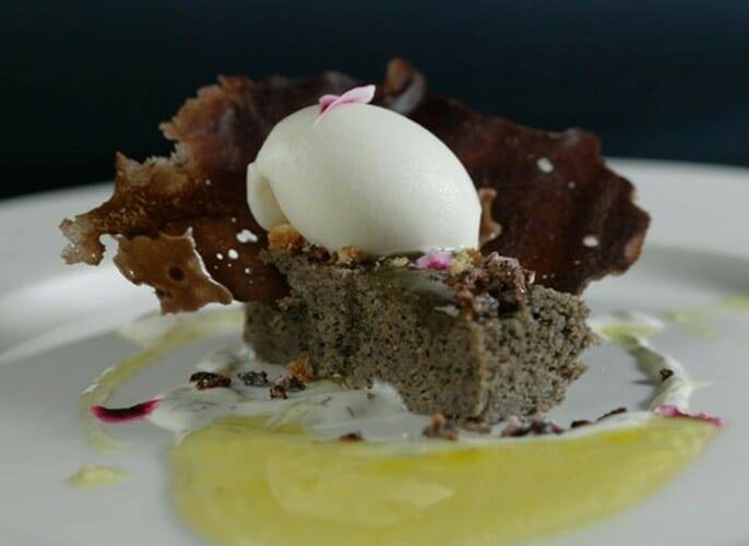 Bizcocho de aceitunas con mermelada de aceite y helado de pan