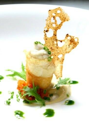 Patatas rellenas de bacalao con caldo de pimientos
