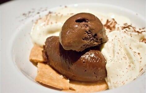Mousse rápida de chocolate con helado de chocolate blanco