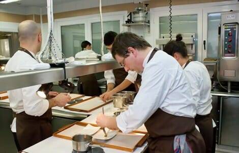 Andoni Luis Aduriz trabaja junto a su equipo en la cocina recientemente afectada por el fuego