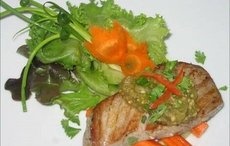 Pescado a la plancha con verduras y salsa picante