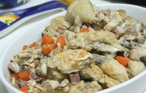 Pollo guisado con bacon