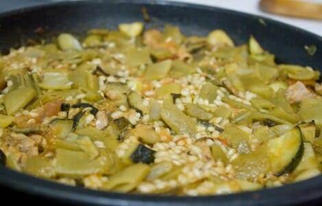 Arroz con verduras y atún