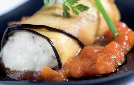 Rollitos de berenjena con crema de philadelphia y tomate concassé