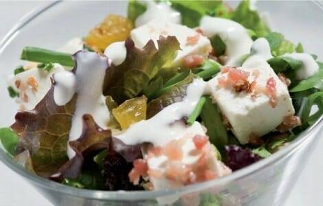 Ensalada variada de bacón, pasas rubias y vinagreta dulce