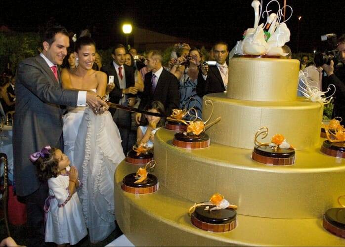 Mario Sandoval y su ya esposa, Cristina Pérez, cortan la tarta de Paco Torreblanca