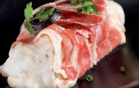 Delicia de jamón ibérico rellena de mousse philadelphia, aceituna negra y tomate seco