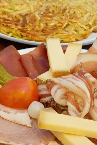 Rosti au Lard: queso y embutidos acompañando al clásico Rosti de patata