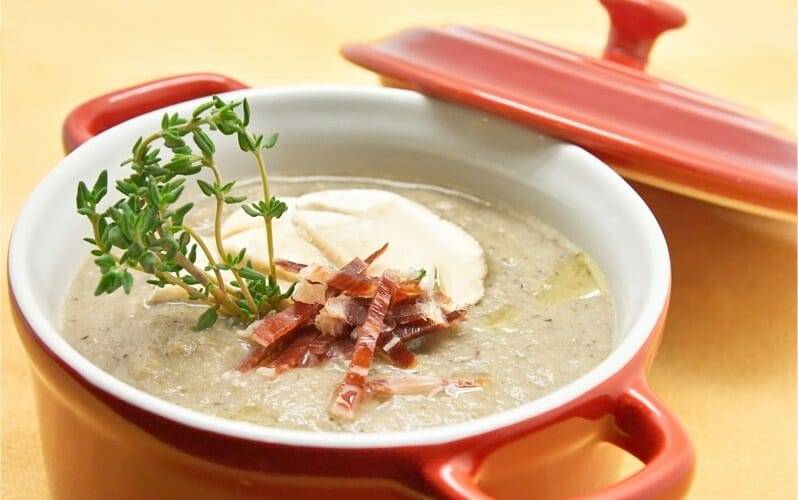 Crema de boletus con virutas de jamón ibérico y su carpaccio