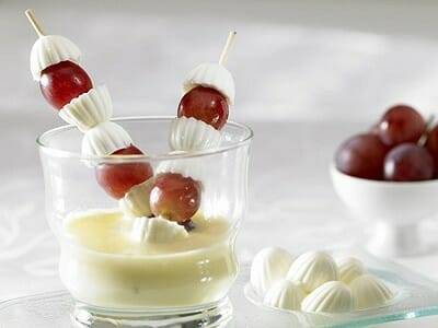 Crema de vainilla con brocheta de Burguitos y uvas