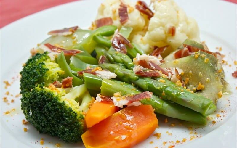 Menestra de verduras con jamón ibérico y crujiente de ajo