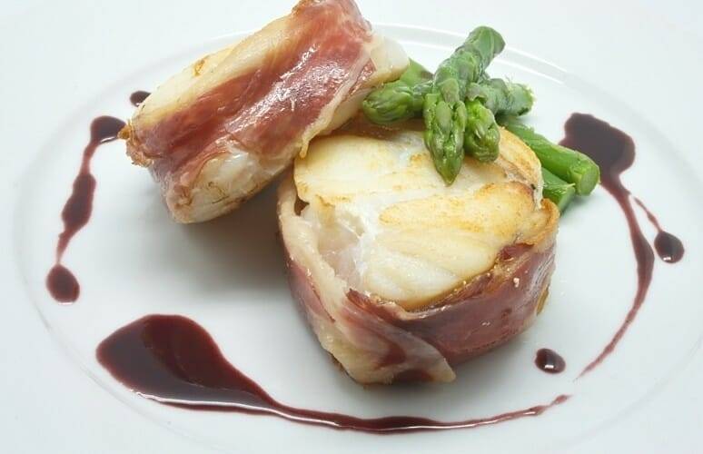 Turnedos de rape con jamón ibérico y salsa de vino tinto