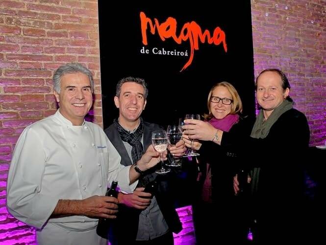 Pedro Larumbe, Sarah Stothart, Xosé T. Cannas y Pepe Solla brindan durante la presentación en Madrid