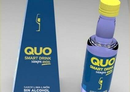 Envase en pirámide y botella de Quo Drink