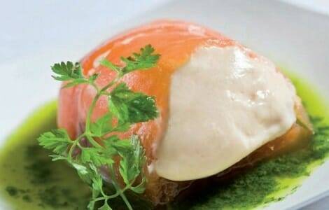 Ravioli de salmón ahumado con mousse de Philadelphia y pesto de rúcula
