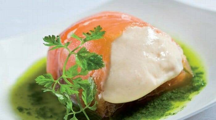 Ravioli de salmón ahumado con mousse de Philadelphia y pesto de rúcula