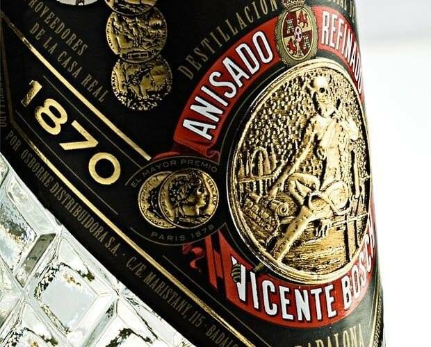 Detalle de la botella conmemorativa del 140 aniversario de Anis del Mono