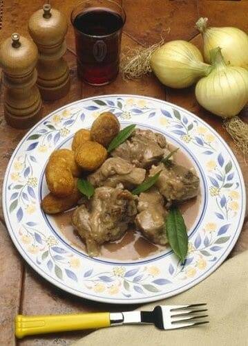 Cordero con patatas cóctel y salsa española