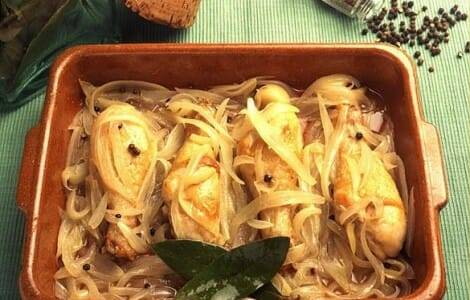 Muslos de pollo encebollados
