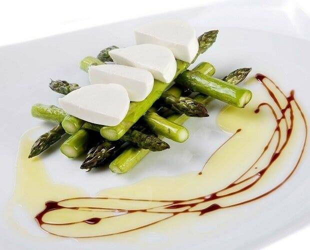 Espárragos salteados con queso de cabra