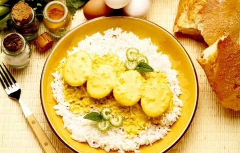 Huevos al curry con arroz