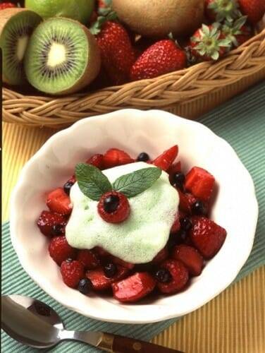 Fresas con arándanos y espuma de kiwi