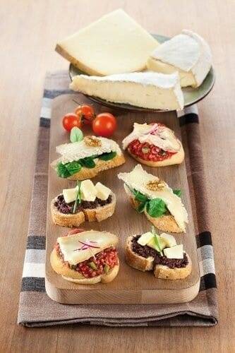 Montaditos de Reblochon, Cantal y Brie DOP