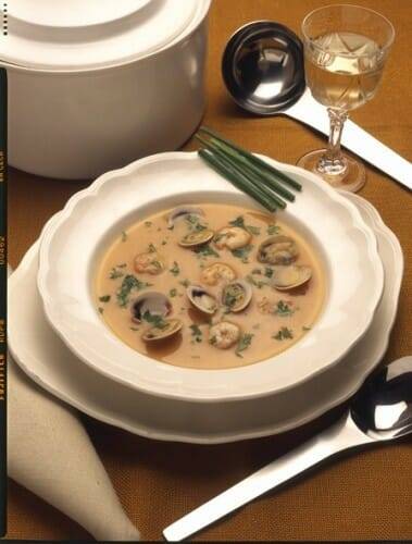 Sopa de hortalizas con chirlas y gambas