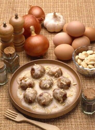 Albóndigas con almendras y vino blanco