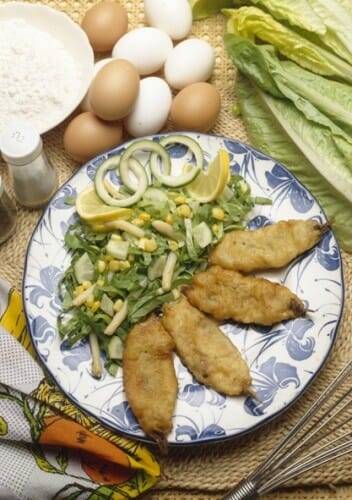 Boquerones fritos con ensalada