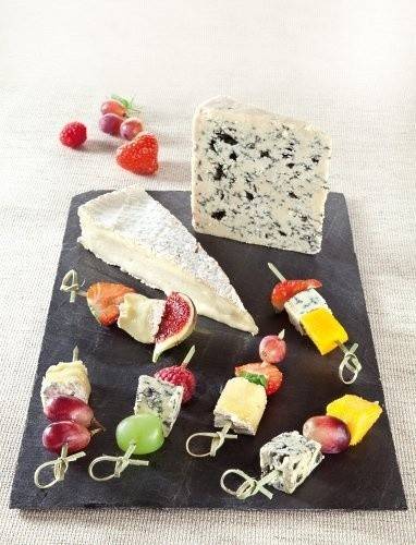 Brochetas de queso y frutas