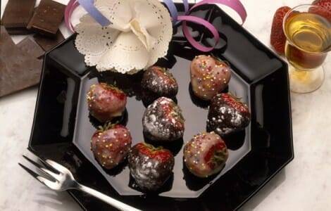 Fresones con chocolate blanco y negro