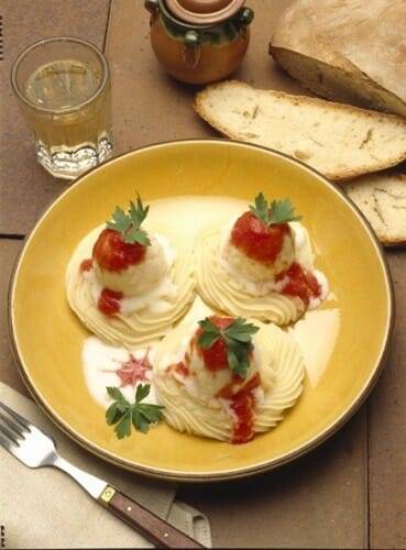 Huevos con bechamel y puré de tomate
