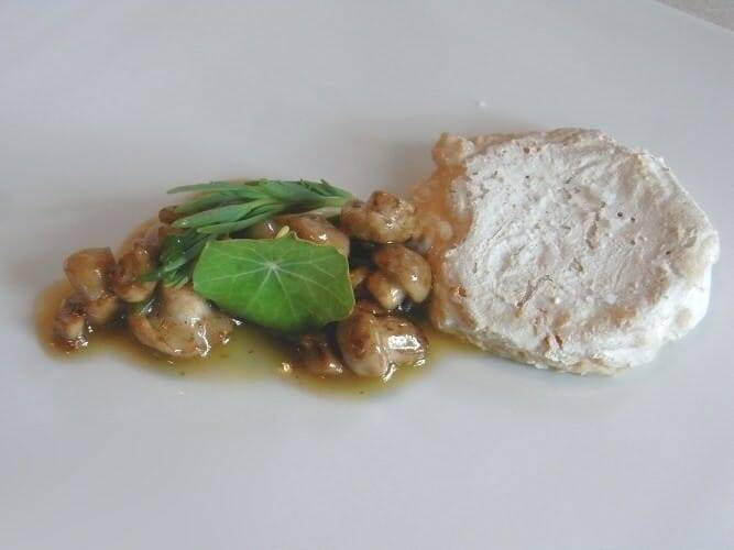 Porción de queso fresco, xaxas y hierbas carnosas
