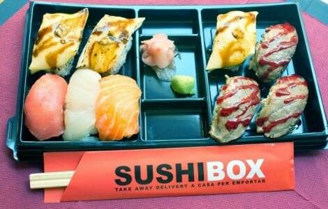 Sushibox envía pedidos a domicilio a partir de 25 euros, con palillos de bambú y soja Kikkoman
