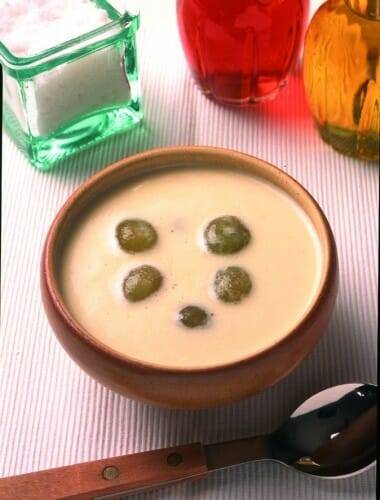 Ajoblanco de almendras con uvas