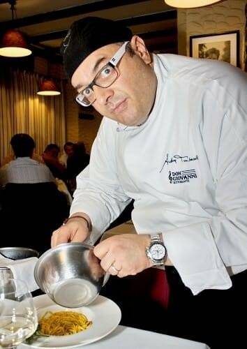Andrea, que disfruta tanto en la cocina como junto a los comensales en sala, prepara un plato de pasta