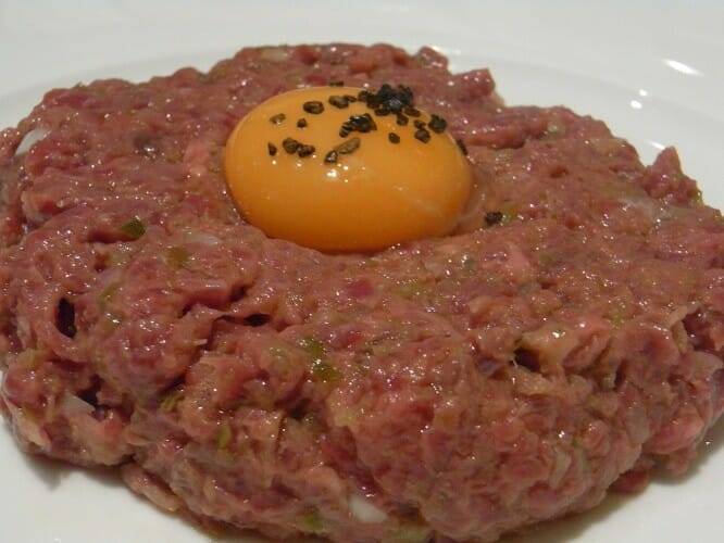 Steak tartar de Toro de Lidia con huevo de trufa