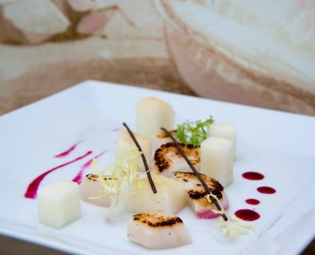 Detalle de uno de los platos de cereza y marisco