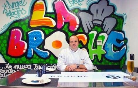 La Broche dispone de un espacio donde los comensales pueden disfrutar de la mejor gastronomía dentro de la propia cocina