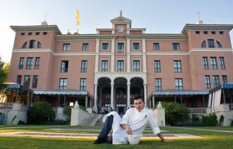 Victor Taborda, ante el Hotel Villa Padierna