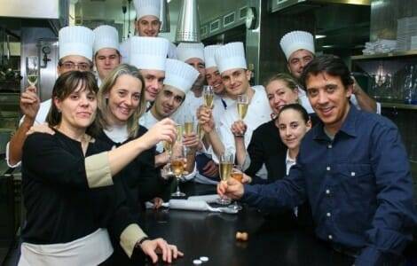 Francis Paniego celebra con su equipo la obtención de su segunda estrella, esta vez en el Hotel de Marqués de Riscal