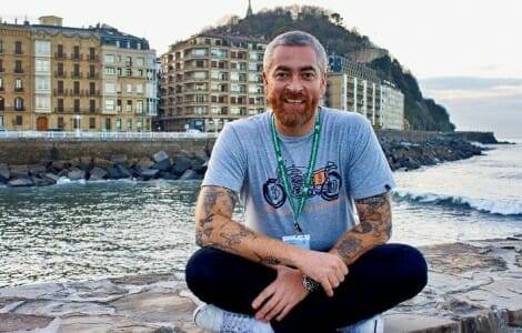 Alex Atala junto al mar en San Sebastián