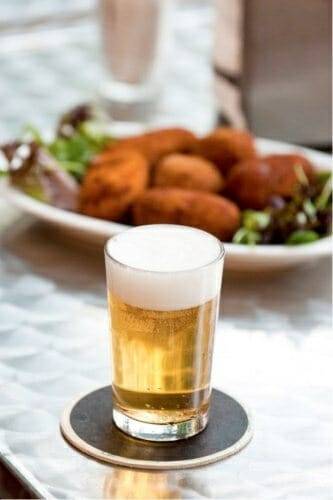 Poder disfrutar de una cerveza bien fría es uno de los motivos por los que preferimos los bares españoles