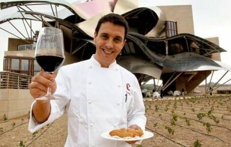 Francis Paniego a las puertas del Hotel Marqués de Riscal, con un tinto de la bodega y las famosas croquetas del Echaurren