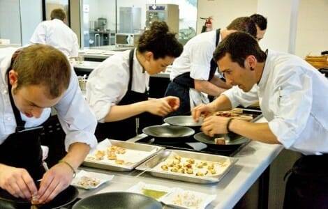 Eneko Atxa, junto a su equipo en la cocina de Azurmendi