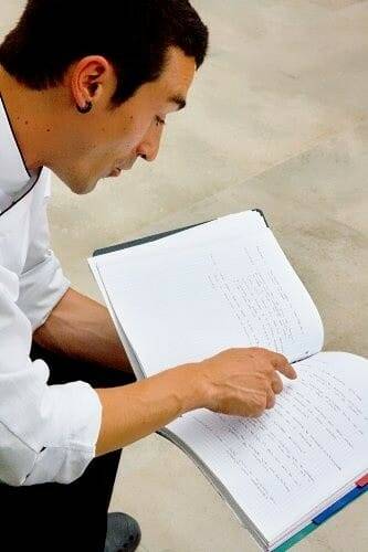 Atxa nos muestra el cuaderno donde anota sus ideas para nuevos platos