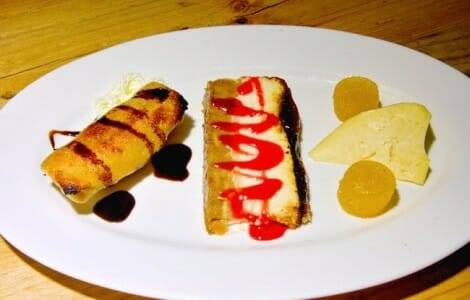 Surtido de postres: Filloas, Tarta de queso y Queso de Arzua con membrillo