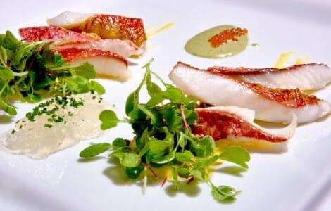 Ensalada templada de salmonetes y txanguro, tomate, mamia de azafrán y huevas