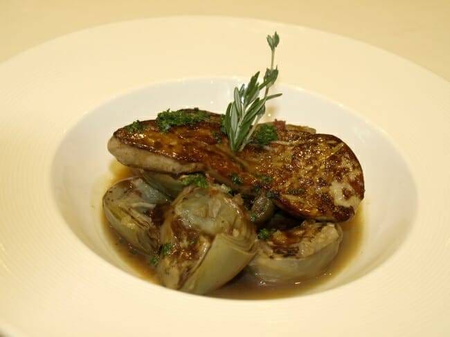 Alcachofas con foie y salmón